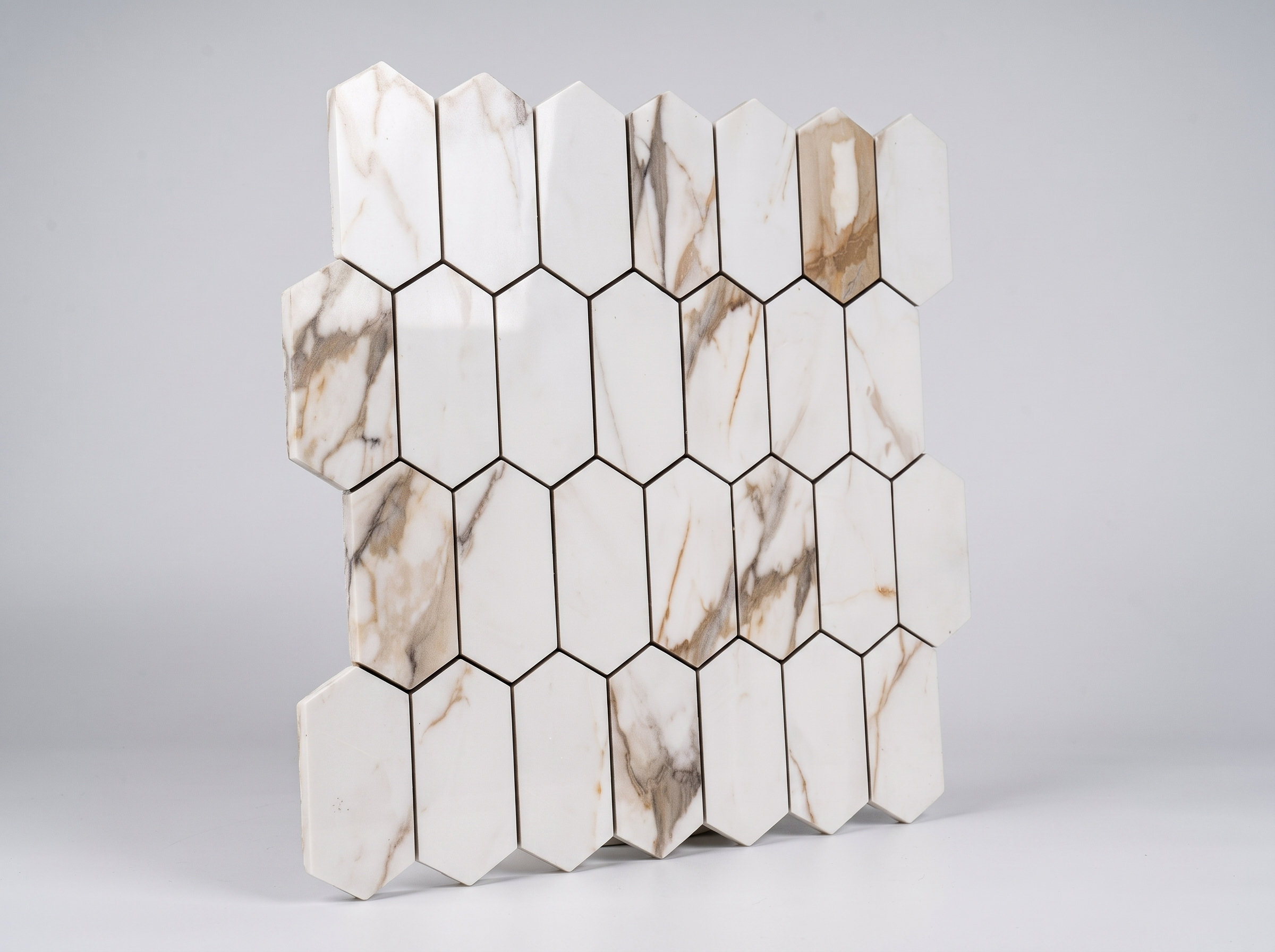 Selbstklebendes Aluminium Mosaik Nantes in Marmoroptik Weiß