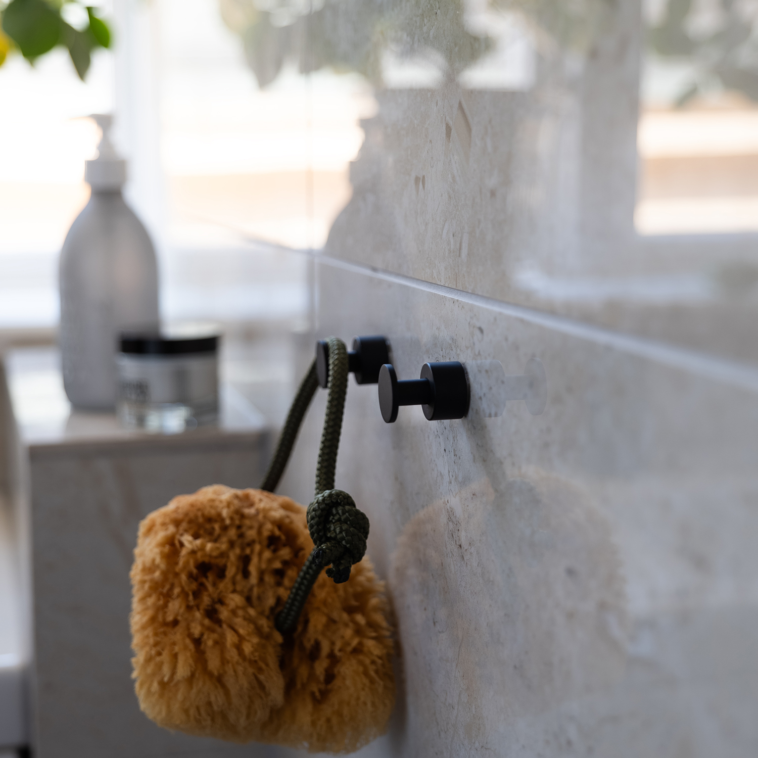 Smedbo Home Series Badeværelsestilbehør Håndklædekrog i børstet messing